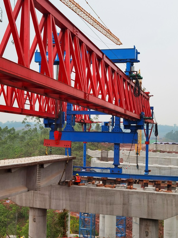 西藏昌都步履式架桥机厂家 步履式架桥机隧道口架梁的特殊工况处理与实践​